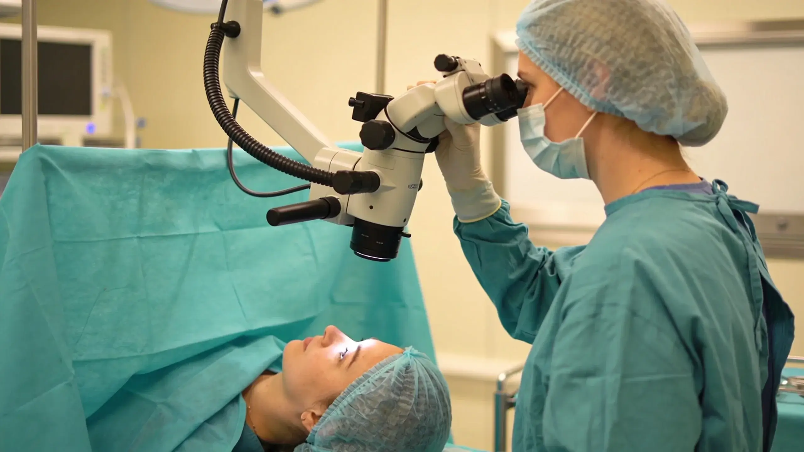 Lekár pripravuje pacienta na laserovú operáciu očí v ordinácii